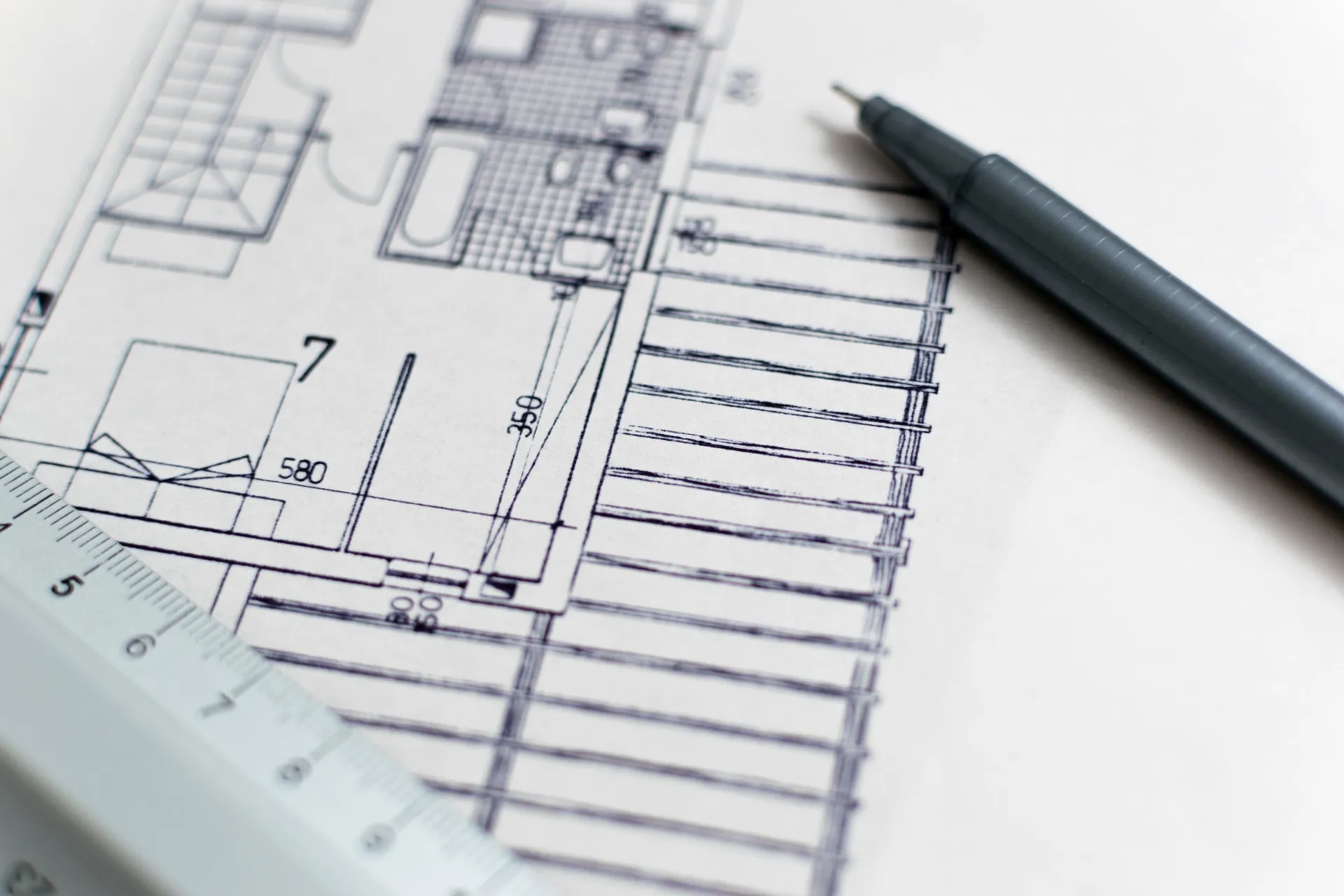Architektur-Bauplan mit Maßangaben, Lineal und technischem Stift