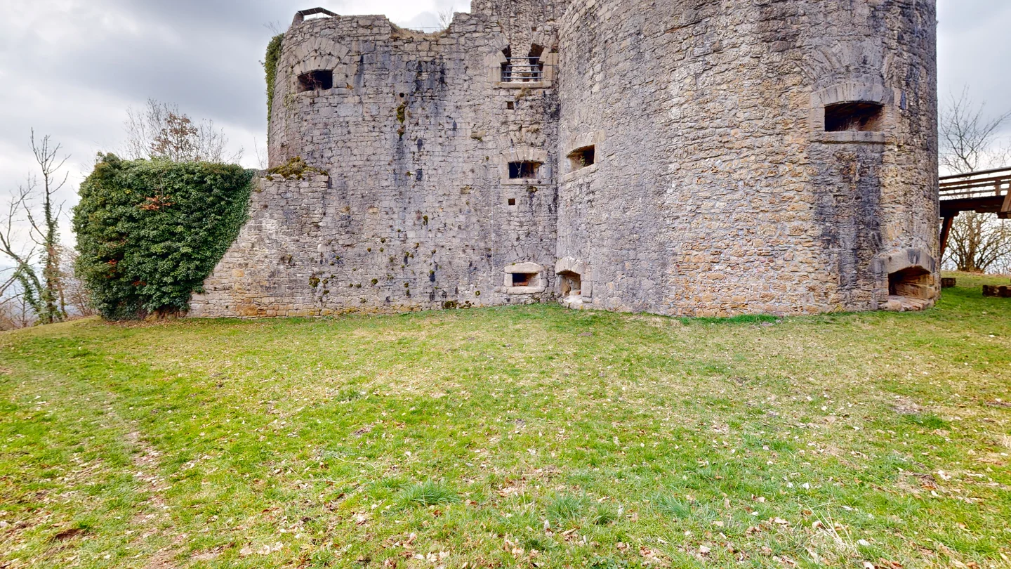 Küssaburg — Burgruine im Klettgau, Steinmauern und Turm