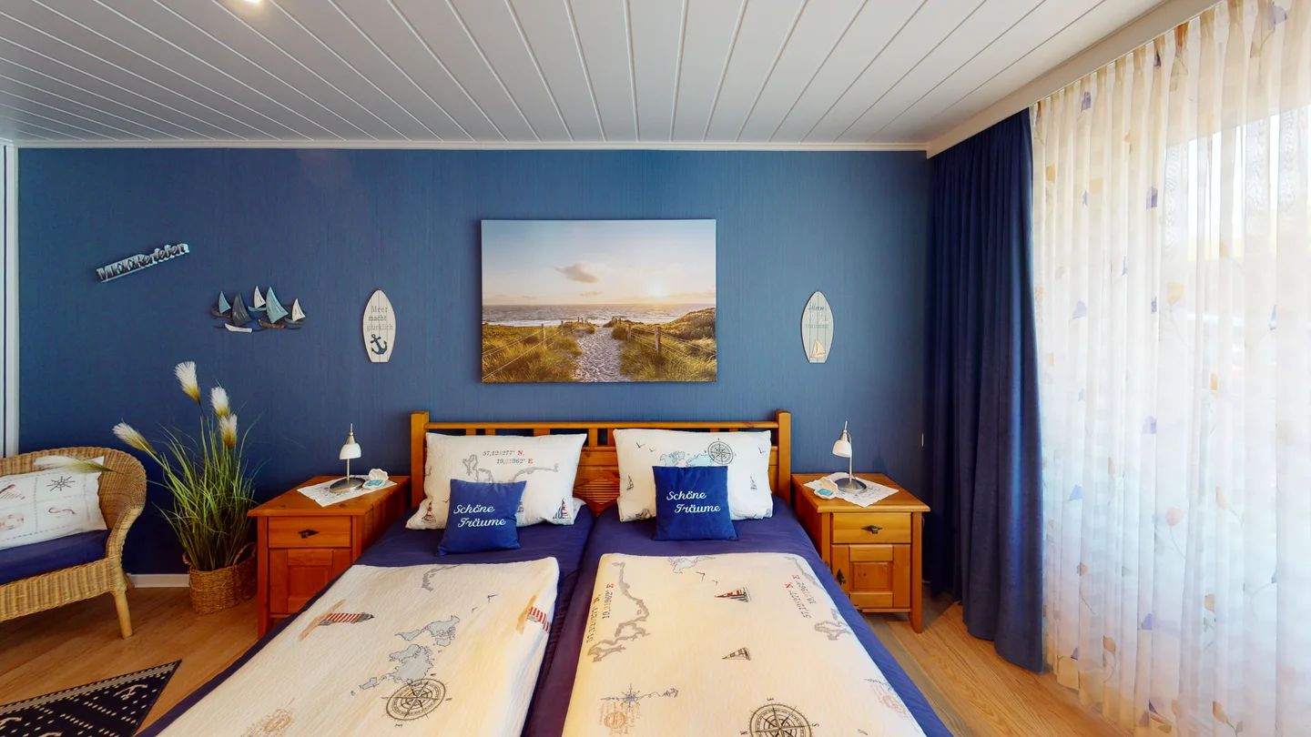3D-Vermessung-von-Sonnens-Huus-Schlafzimmer mit Bett, Stühlen, Bildern
