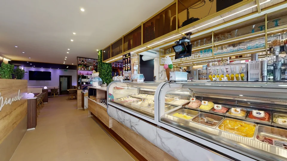 Innenansicht Eiscafé Pinocchio mit Eistheke, Desserts und modernem Ambiente